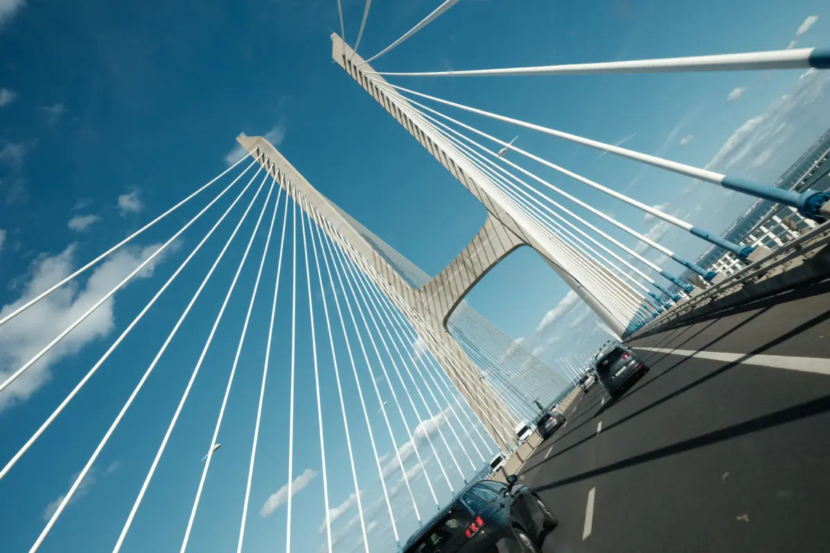 Schrägseile einer großen Brücke aus dem fahrenden Auto