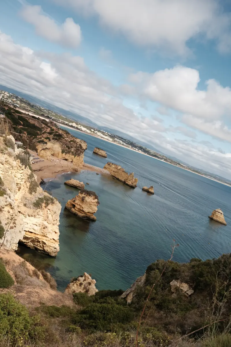 Felsige Steilküste mit Buchten an der Algarve