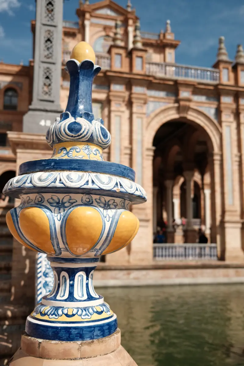 Bemalte Keramikvase an der Plaza de España