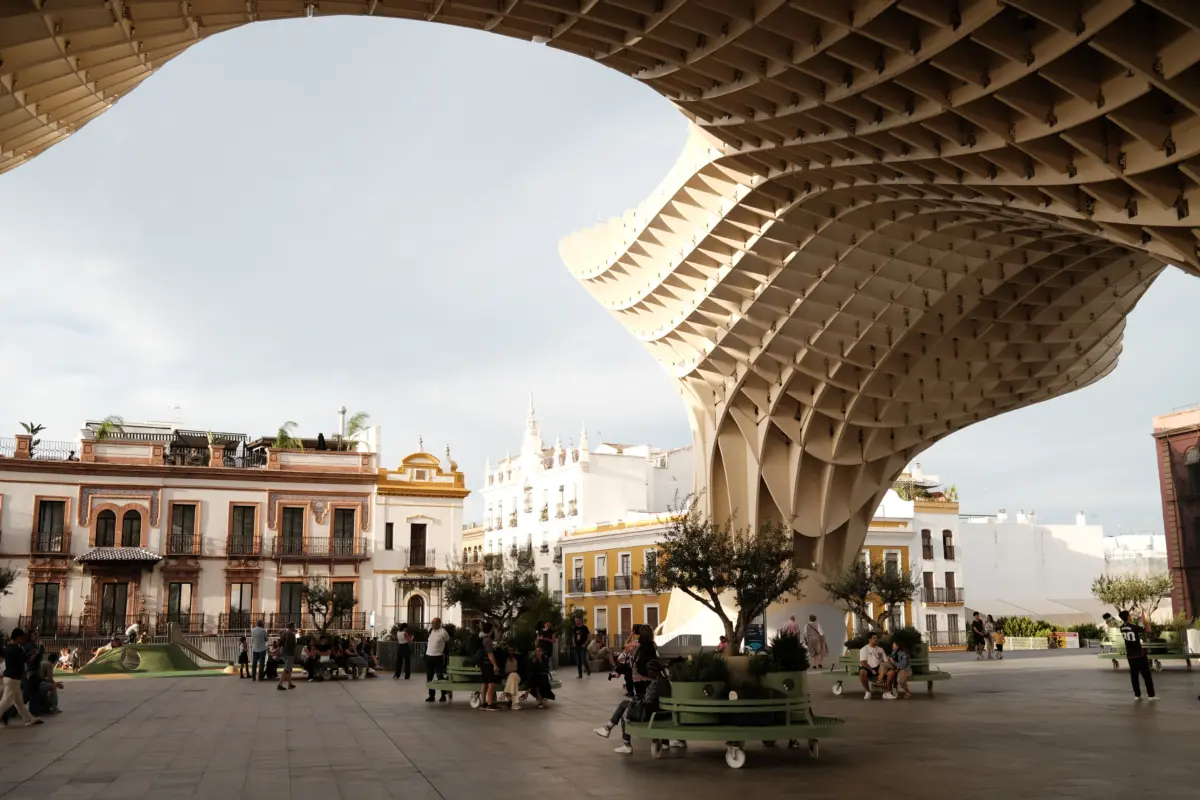 Holzstruktur der Setas de Sevilla über einem Platz