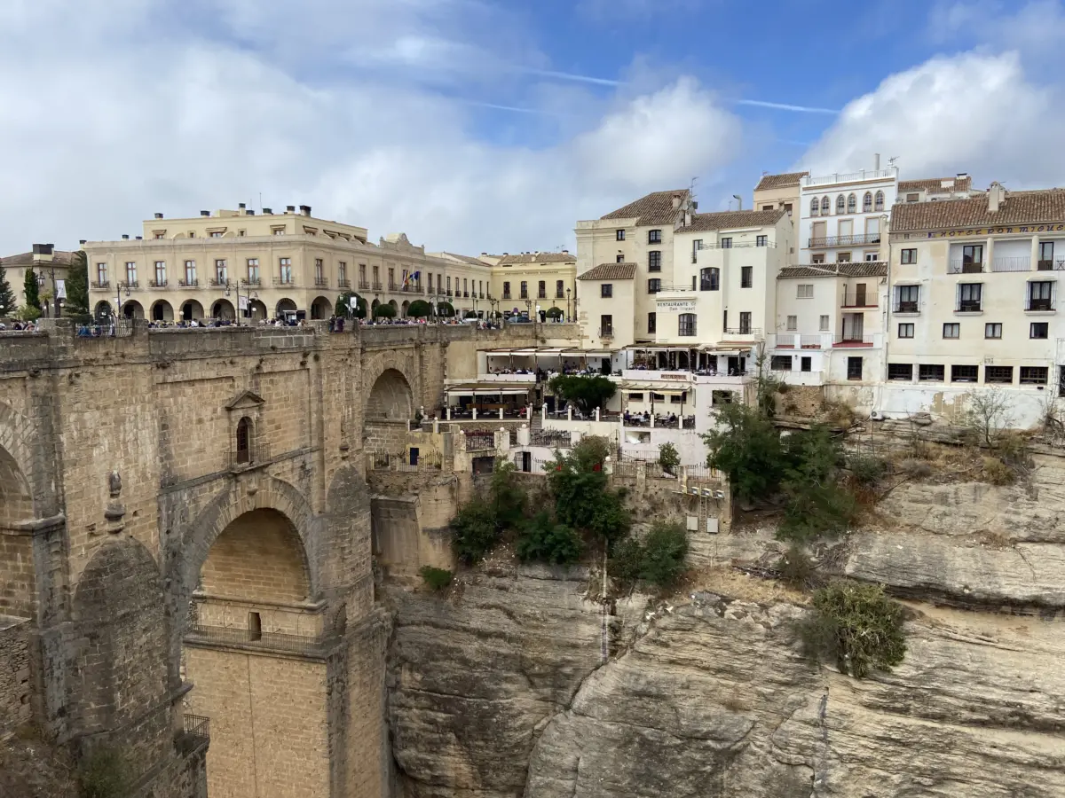 Puente Nuevo und weiße Häuser am Rand der Schlucht von Ronda