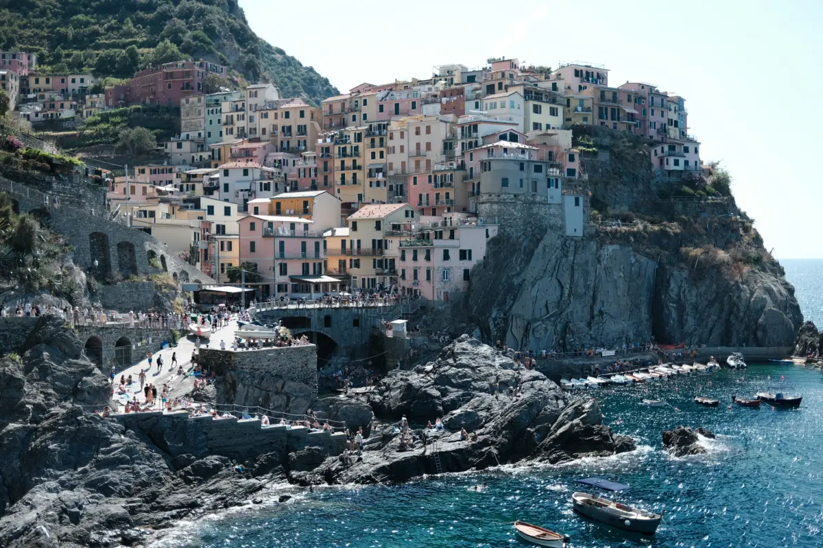 Bunte Häuser von Manarola auf Felsen über dem Meer