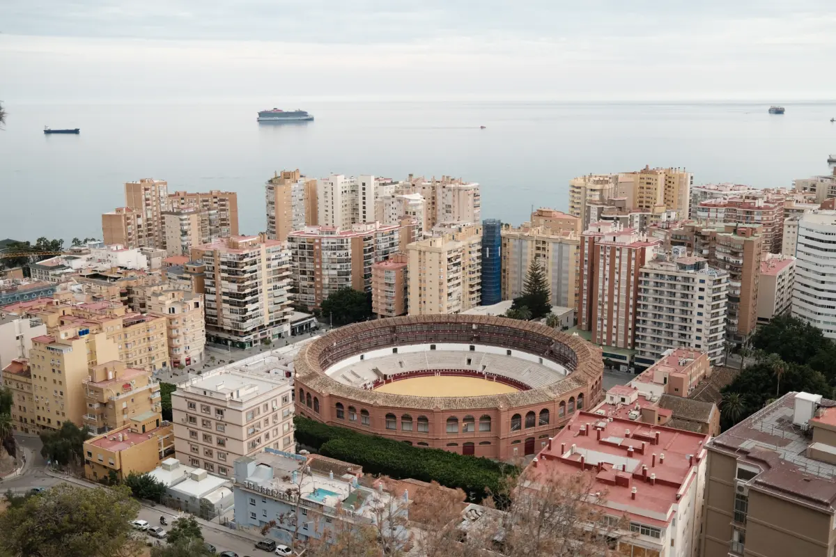 Blick über Málaga mit Stierkampfarena und Meer
