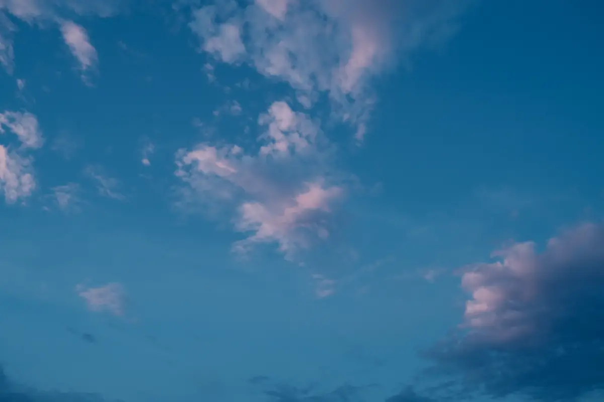 Rosa Wolken am blauen Himmel