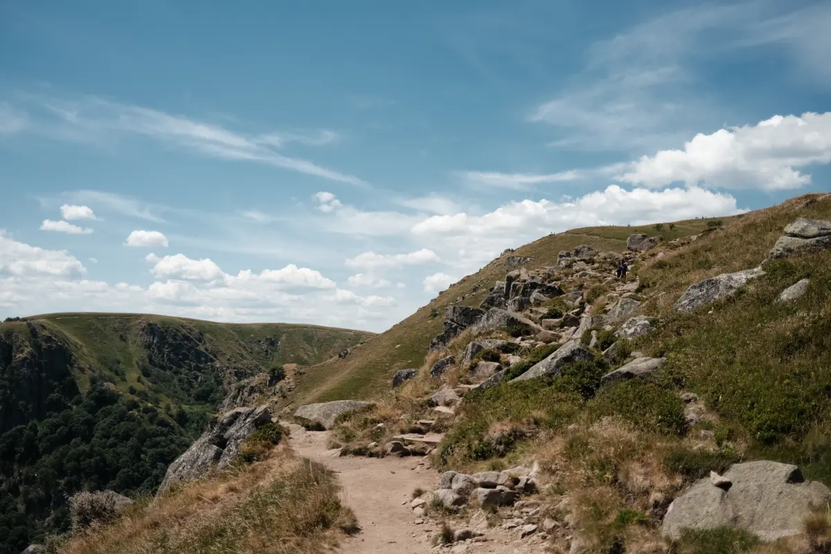 Wanderpfad über einen felsigen Grat