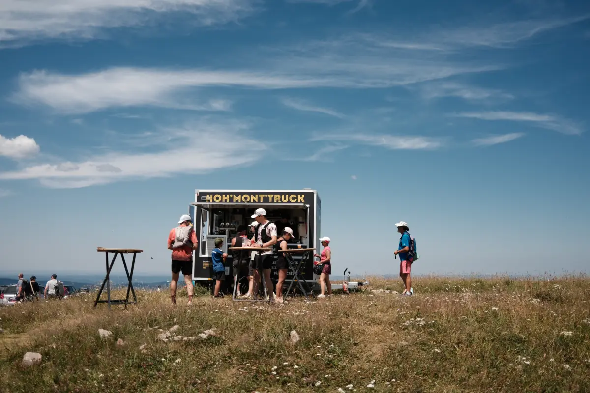 Imbisswagen mit Wanderern auf einer Hochweide